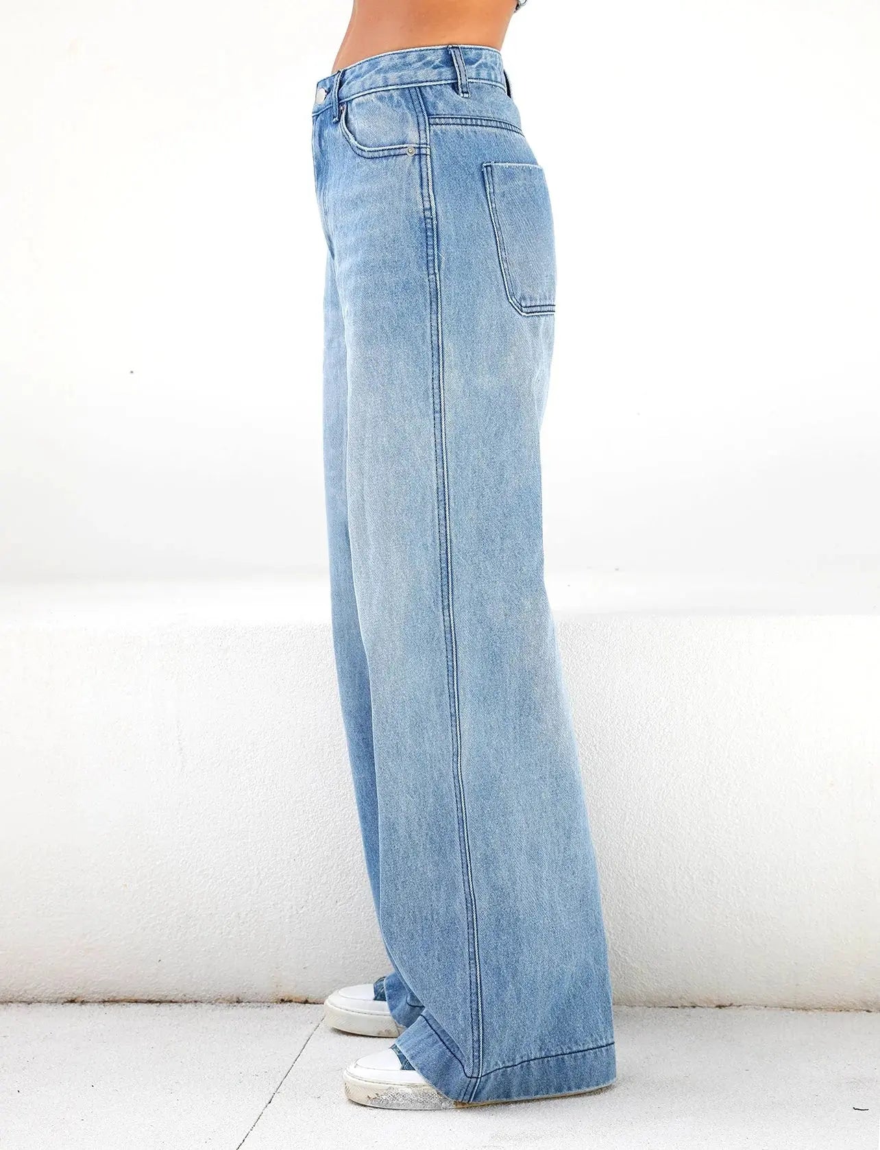 Wide-Leg jeans with Utility-Inspired Details