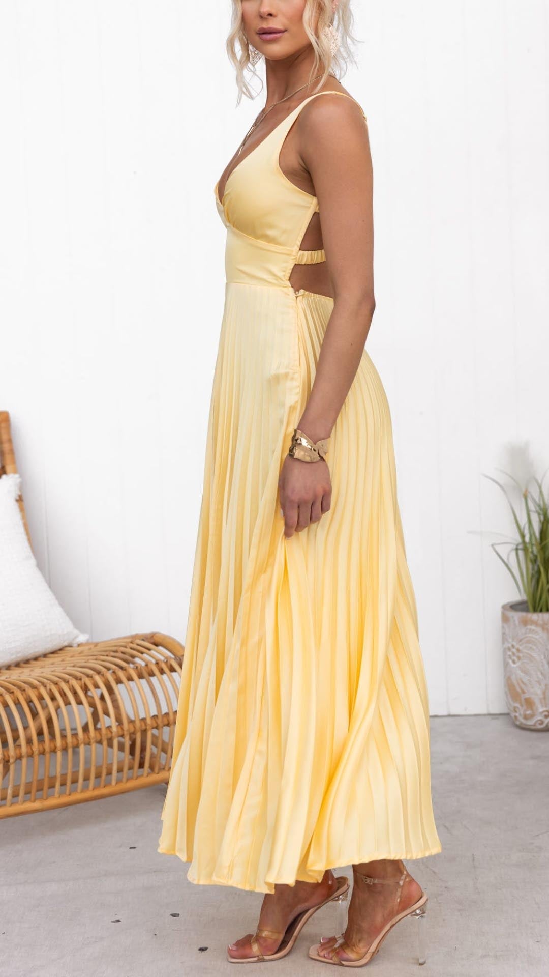 Elegant Yellow Pleated Midi Dress for Women – Summer V-Neck Flowing Dress