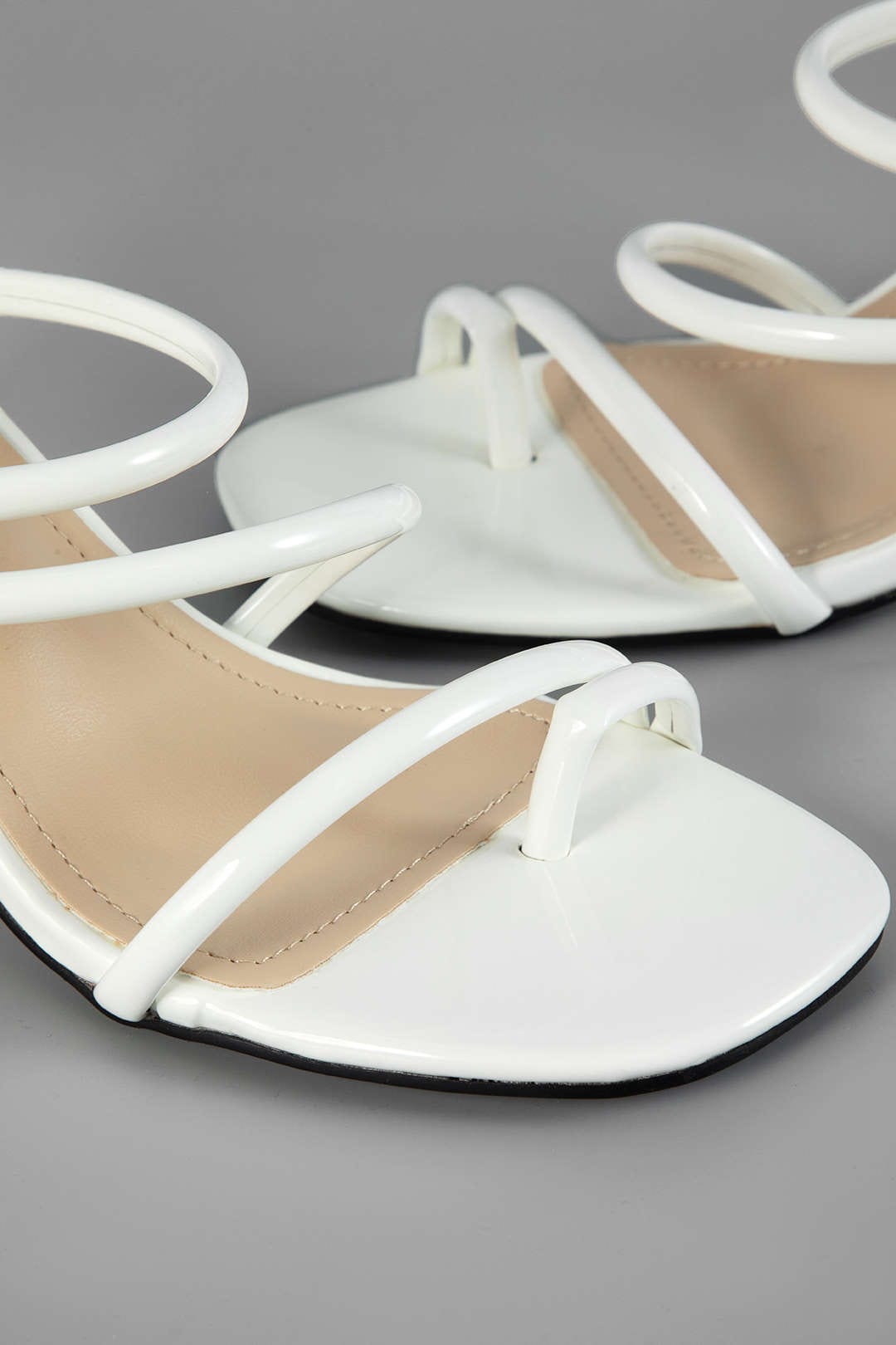 Elegant Heeled Sandals with Delicate Straps