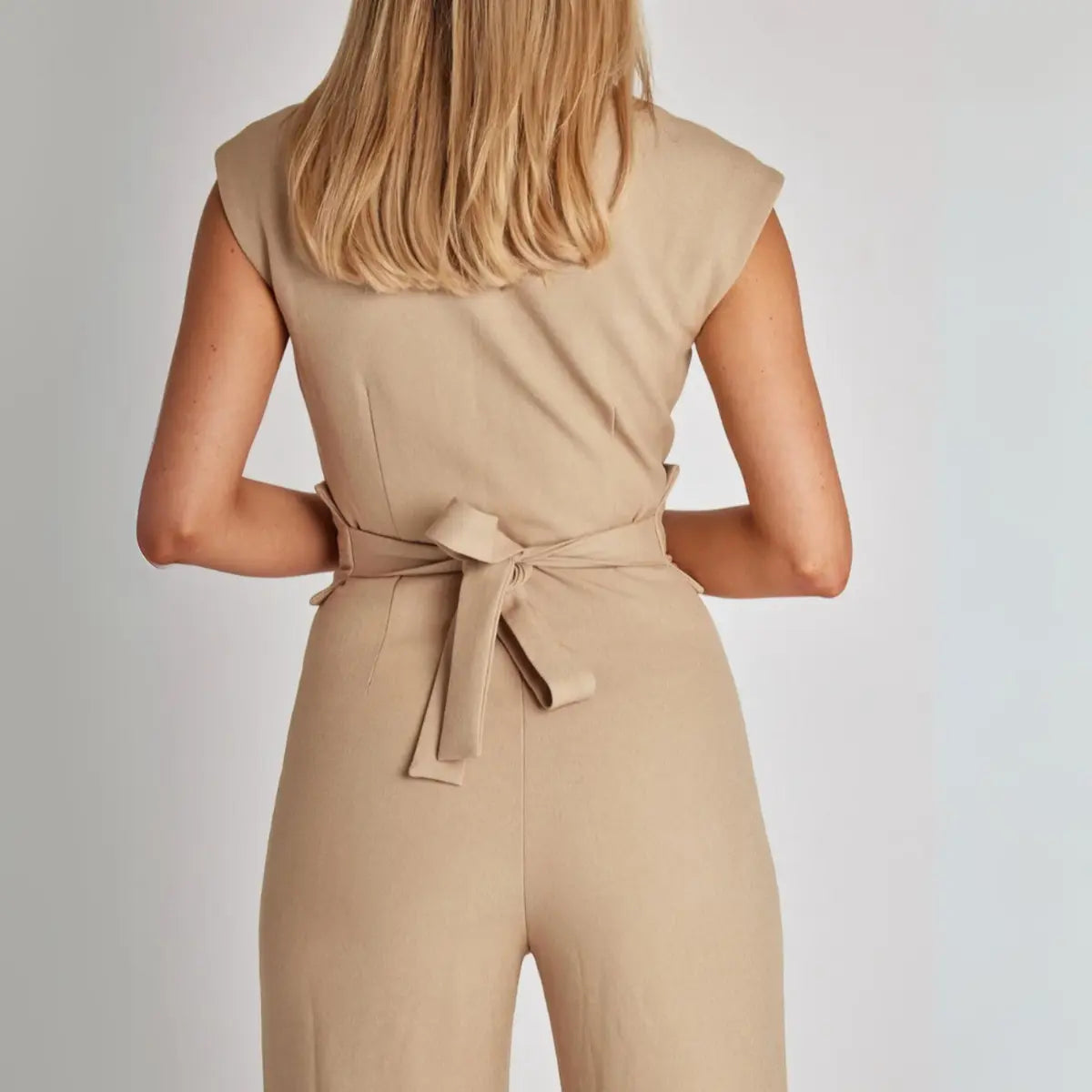 Elegant jumpsuit with Tailored Waist