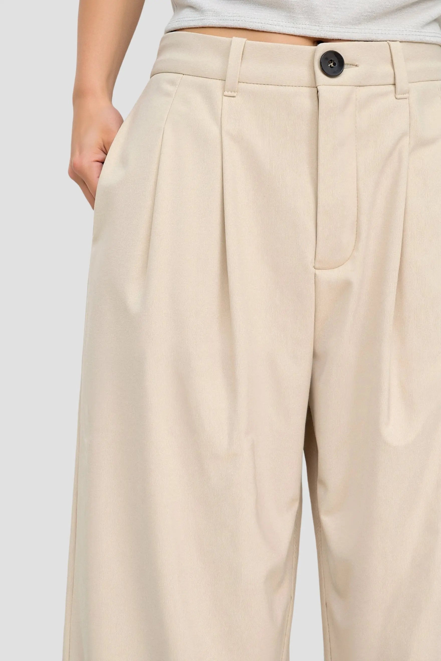 Elegant Tailored Pleat Trousers in Beige