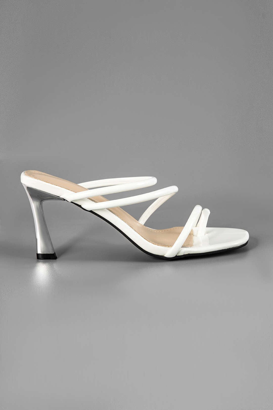 Elegant Heeled Sandals with Delicate Straps